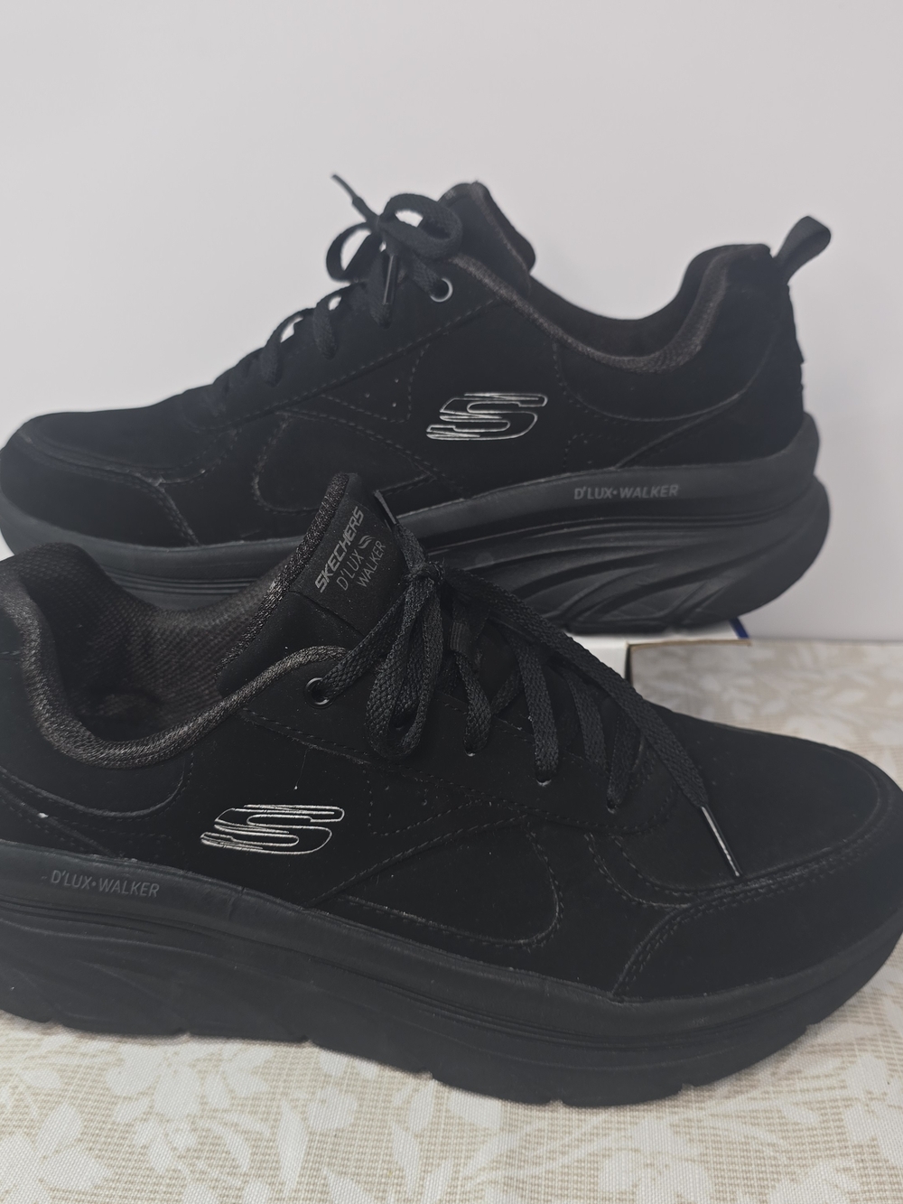 Skechers D'LUX Walker Women's Black Lace-Up Sneakers